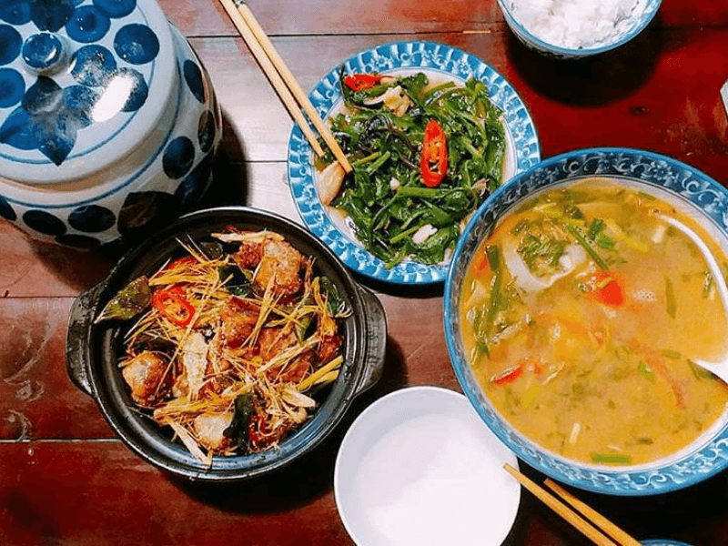 Mâm cơm truyền thống Việt với các món ăn dân dã