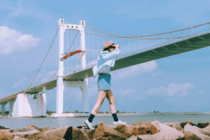 Sống ảo với background là cầu Thuận Phước