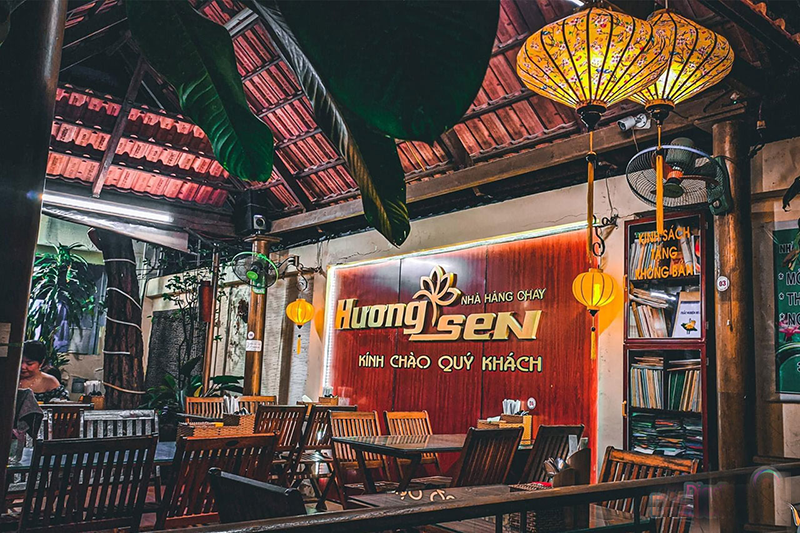 Nhà hàng Hương Sen có không gian đẹp, bài trí nghệ thuật