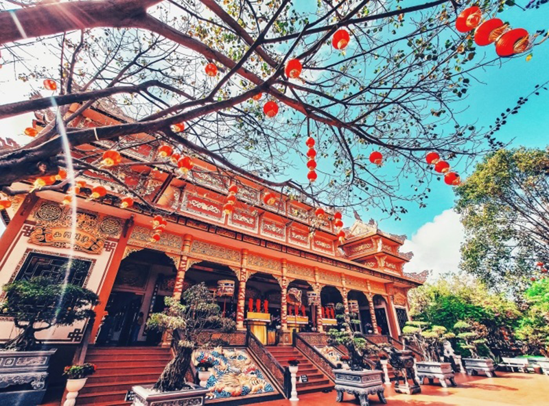 Sống ảo tại ngôi chùa nổi tiếng ở Đà Thành