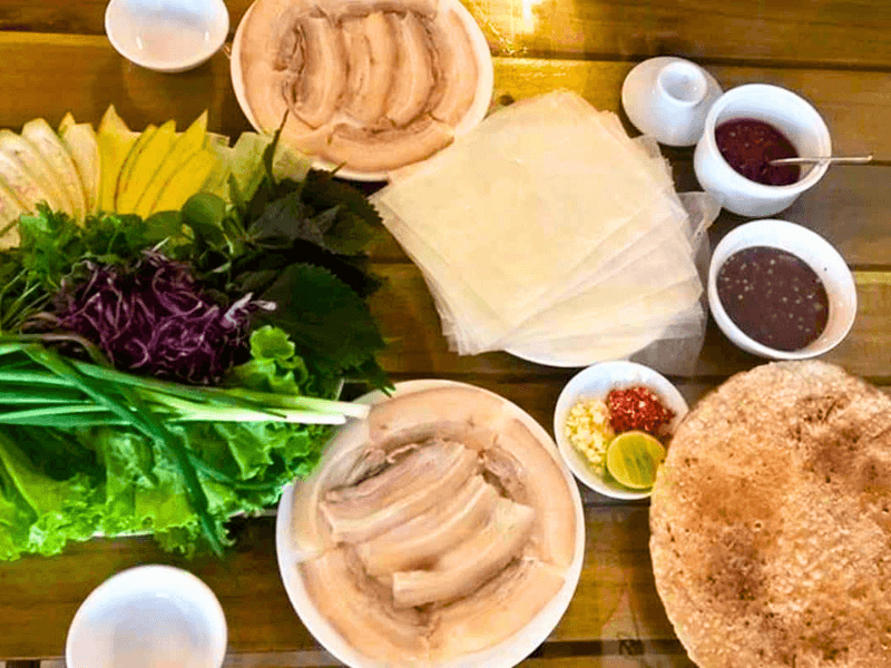Ăn bánh tráng cuốn thịt heo ở Chợ Cồn Đà Nẵng