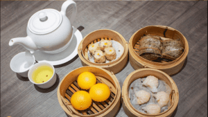 Bánh bao sa kim trong thực đơn của quán cũng rất hấp dãn