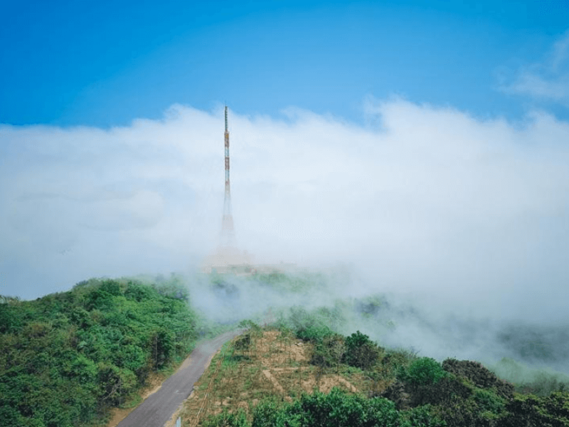 Săn mây trên đỉnh núi Sơn Trà