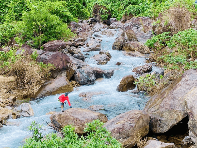 Suối thác ở Đà Nẵng - Điểm đến giải nhiệt mùa hè cực mát mẻ