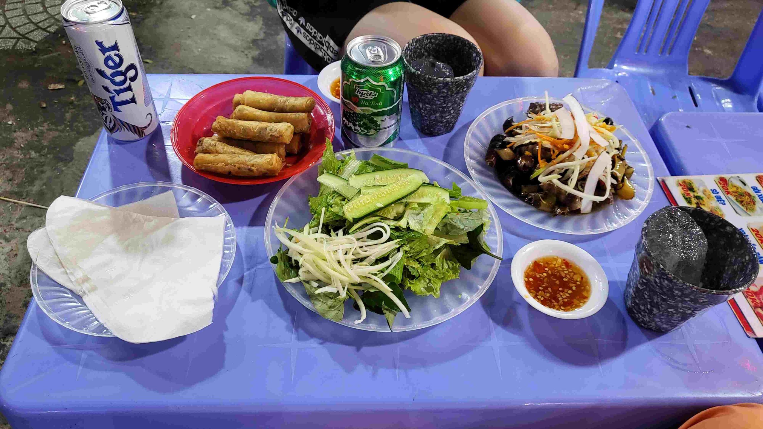 Khu ăn vặt nổi tiếng tại chân cầu Trần Thị Lý
