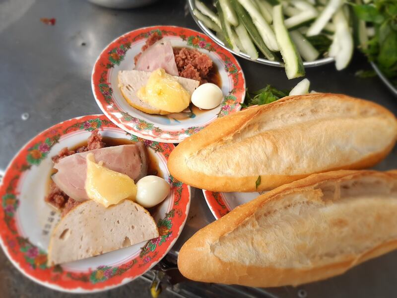 Món bánh mì chấm pate Đà Nẵng độc đáo