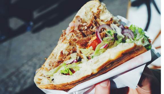 Bạn nhất định nên ghé Bazaar Doner Kebab để thưởng thức bánh mì ngon