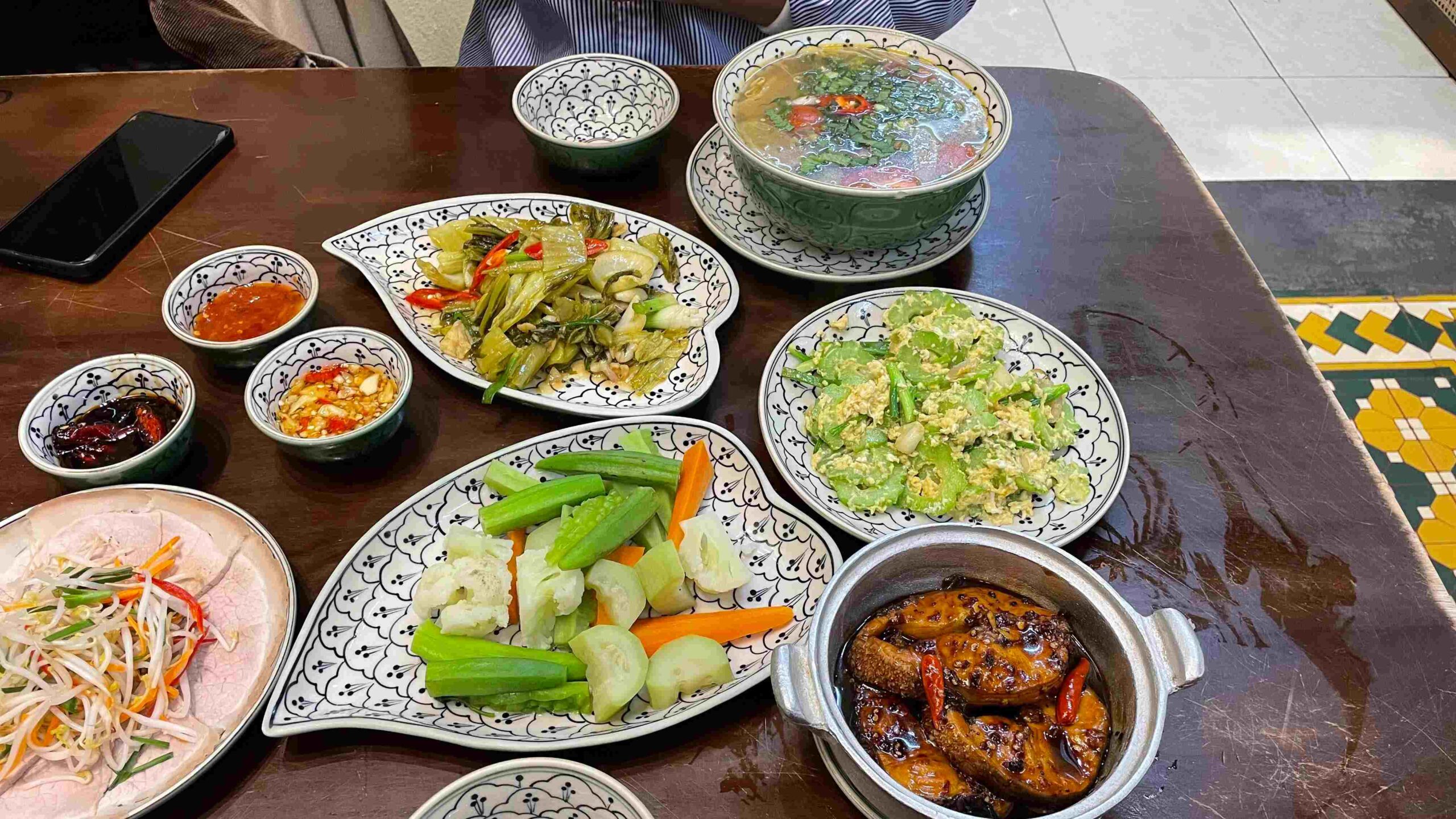 Mâm cơm gia đình chuẩn Việt tại Bếp Của Ngoại