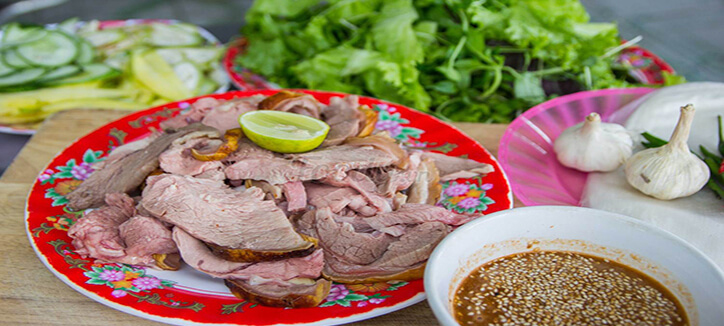 Món bê thui ăn với mắm nêm hấp dẫn ở Đà Nẵng