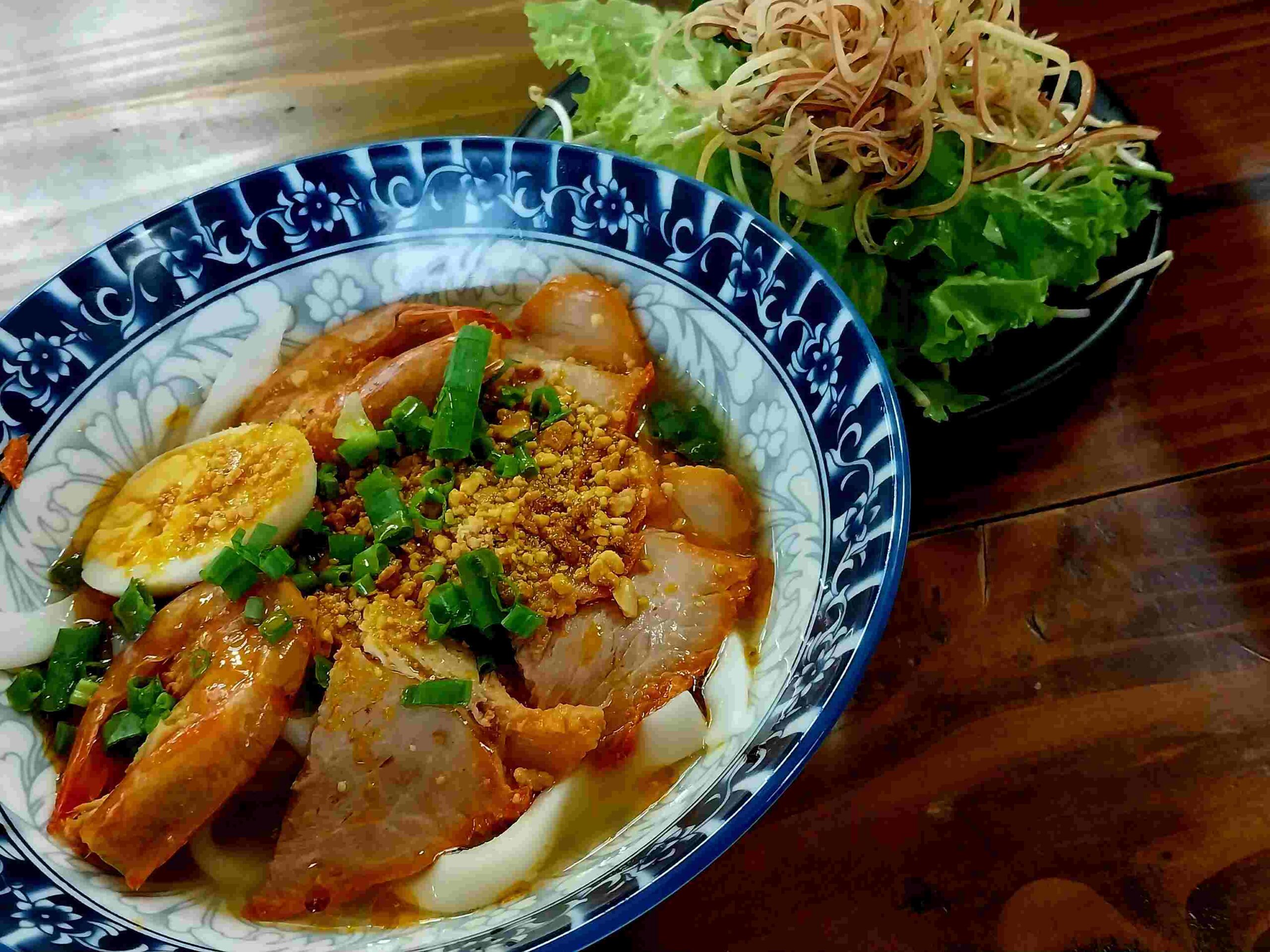 Hãy tới quán ăn đặc sản Đà Nẵng để thưởng thức mì Quảng nhé