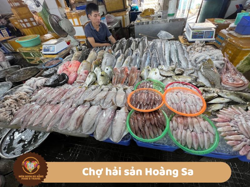 Chợ hải sản tươi sống ven biển đường Hoàng Sa